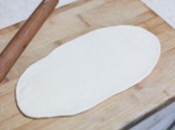 step4: 將發酵好的麵團分成兩等分，取一份擀成橢圓的薄餅，餳幾分鐘。