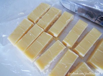 step7: 將餅乾麵團切成1公分厚的條狀。