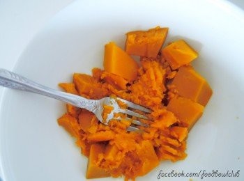 step2: 將碗裏的水倒掉，再用叉子將南瓜壓爛。