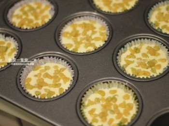 step11: 灑上<span class="group_1">菠蘿酥粒</span>，送入預熱好的烤箱，烘烤約30分鐘至表面微焦。