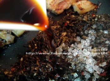 step6: 接著，放進梅乾菜碎和<span class="group_3">調味料</span>，拌炒至梅乾菜的香氣飄出。