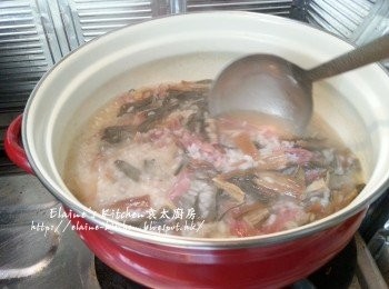 step9: 再加入菜乾 , 臘鴨絲拌勻轉用慢火煲至粥綿 (約30分鐘)
