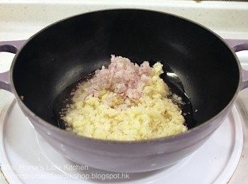 step4: 鍋子倒入油預熱，放入蒜泥以中小火炒香，再倒入乾蔥泥拌炒至香氣釋出。