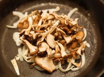 step2: 接著將舞菇下鍋炒出香氣。