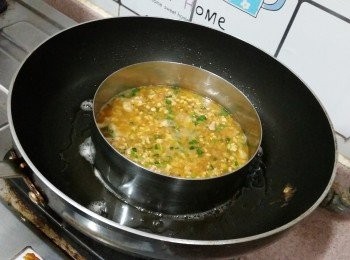 step5: 7"圓模內邊掃油放在易潔鑊上， 再圈內下油， 放入蛋漿， 待邊位凝結便用小刀脫模， 定型後反專煎至兩面金黃便完成。