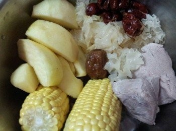 step2: 所有材料放到內鍋中 , 加入900C.C清水 ; 放到電鍋中 , 外鍋加入二杯水 ; 
跳起後 , 外鍋再加入一杯水 ;  再次跳起即可加鹽調味