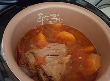 step8: ☆小記: 此乃個人家庭之中小型電飯煲闊面度約七寸, 如果你們家中的電飯煲 屬於中至大型可以將材料X2☆

☆例如羊膝變成雙分, 醬油及水分亦要變成雙份、 這樣電飯煲便不會至於過淺的水分而快速收乾, 如果再有不明白之地方，可以留言給我、待我繼續分享一下烹煮上之心得。☆