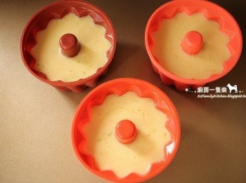 step5: 麵糊平均倒入烤模中，送入預熱好的烤箱中，烘烤約25分鐘，以竹籤測試，插入蛋糕中心，抽出不沾黏即可。