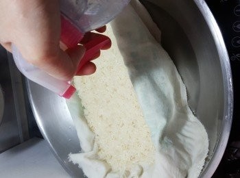 step2: 當蒸15分鐘後,於面噴上少許水,再蒸多15分鐘