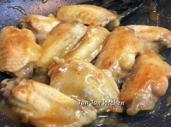 step2: <a href="https://bit.ly/3zHU5V3" target="_blank" data-keyword="雞翼" class="guide-link"><strong>雞翼</strong></a> <span style="display:inline-block;vertical-align:middle;margin-top:-3px;color:initial;border-radius:3px;padding:2px 3px;font-size:12px;line-height:14px;background:#87d300;color:#fff;">即買</span> 洗淨下醃料醃數小時。白鑊下<a href="https://bit.ly/3zHU5V3" target="_blank" data-keyword="雞翼" class="guide-link"><strong>雞翼</strong></a> <span style="display:inline-block;vertical-align:middle;margin-top:-3px;color:initial;border-radius:3px;padding:2px 3px;font-size:12px;line-height:14px;background:#87d300;color:#fff;">即買</span> 慢火煎至兩面金黃，下薑及水煮滾，水無需蓋過<a href="https://bit.ly/3zHU5V3" target="_blank" data-keyword="雞翼" class="guide-link"><strong>雞翼</strong></a> <span style="display:inline-block;vertical-align:middle;margin-top:-3px;color:initial;border-radius:3px;padding:2px 3px;font-size:12px;line-height:14px;background:#87d300;color:#fff;">即買</span> ，維持中火煮7-8分鐘，中間反一次，待水收乾剩餘少許汁，即下麻油及少許胡椒粉快速拌勻即成。若想再濃味點，最後可再加少許沙薑粉或鹽調味。