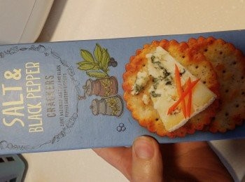 step2: 開鍋用中火，下牛油，帶子兩面撲上生粉。
油溶下帶子，帶子煎時下黑胡椒及蒜鹽，兩面如是。贊酒。
把帶子煎至金黃八成熟，拿起。