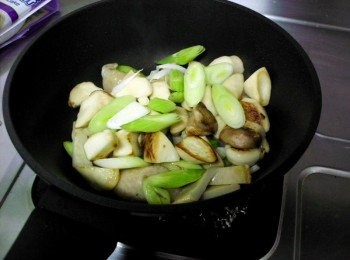 step3: 接著，加入杏鮑菇、冰糖及醬油適量、米酒少許、水少許拌勻，再加入少許麻油、九層塔拌炒。