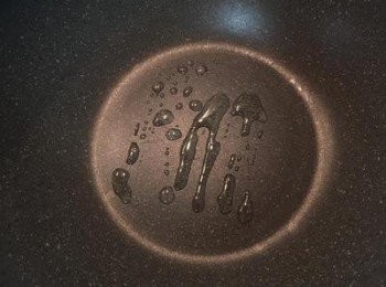 step6: 鍋子加熱後放入少許油（因培根會出油所以煎培根時不需放太多油）。