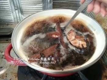 step6: 煮至微滾時加少許鹽拌勻用中火煮滾