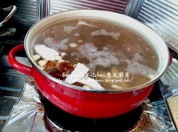 step6: 煲內放入西施骨 , 准山 , 茨實 , 蜜棗 , 南北杏及果皮 , 加入適量水用中火煮至微滾後