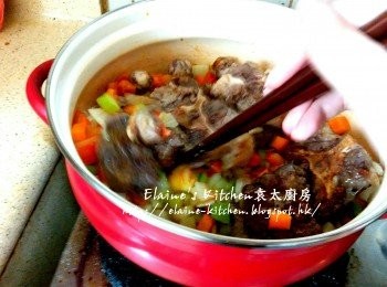 step7: 再加入西芹粒 , 甘旬粒 , 洋蔥粒快炒拌勻 , 再加入牛尾拌勻