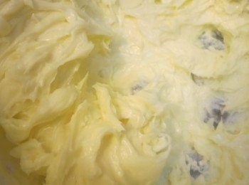 step12: － 忌廉芝士放軟後至手拍可輕易壓入的程度，加入白白砂糖打至軟身