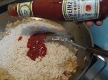 step3: 加入白米跟番茄醬翻炒均勻，加入水量是米的八分量，悶鍋煮到八分熟，加入所有的海鮮<span class="group_1">食材</span>，做最後的燉煮。