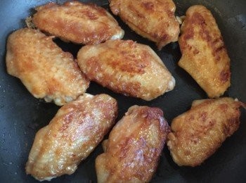 step2: 燒熱鍋，落薄薄一層油，<a href="https://bit.ly/3zHU5V3" target="_blank" data-keyword="雞翼" class="guide-link"><strong>雞翼</strong></a> <span style="display:inline-block;vertical-align:middle;margin-top:-3px;color:initial;border-radius:3px;padding:2px 3px;font-size:12px;line-height:14px;background:#87d300;color:#fff;">即買</span> 統一一面下鍋，中大火煎約分半鐘至上色。然後收小火蓋上用焗煎方式煎4—5分鐘，再反轉用中大火煎2分鐘拎起備用。