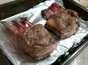 step2: 易潔鑊下油燒熱，大火煎封羊的4面，然後放入預熱220度焗爐焗15分鐘 (6-7 成熟), 我件扒很厚.