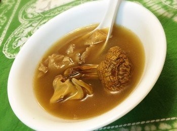 step1: 1. 姬松茸 5 棵先浸一會10MINS.
2. 響螺XL, 瘦肉先出水, 備用.
3. 花膠一早已浸發, 放雪箱備用.
4. 蓮子茨實蜜棗清淨, 備用.
5. 用真空煲大火煮30MINS後放入真空外殼內後3小時完成.
倒入適量的水到真空煲內煲，至大滾後，加入所有煲湯材料。再滾後，煲多30分鐘，放入真空煲內，靜置3小時。然後下鹽調味，即成。