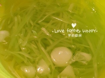 step8: 置冰水中令萵荀絲更脆身