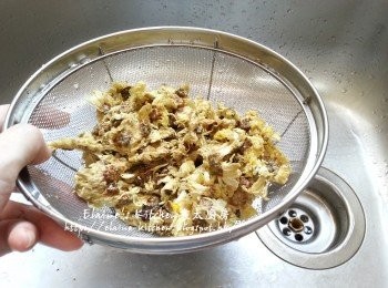 step2: 菊花用水沖洗乾淨再瀝乾水份