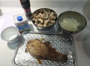 step2: 豬鞍：
平底鍋中火燒熱1匙油，下蒜頭，下豬鞍，煎香每一面（每面約兩分鐘）。把豬鞍、蒜頭放在焗盆上,入焗爐180度焗10分鐘