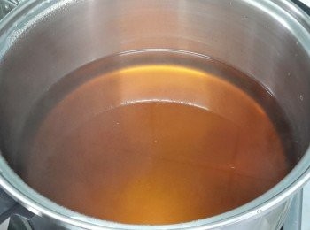 step3: 煮沸1000毫升水，下冰片糖及冰糖，煮至糖完全溶化