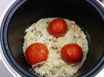 step9: 飯煮好，開蓋，將番茄搗爛後，快下炒好既煙肉粒、洋葱粒，用飯更攪均。