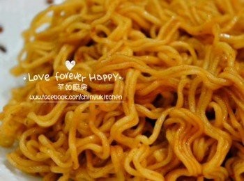 step2: 公仔麵煮熟, 瀝乾水份及盛起放碗內, 放入一半公仔麵調味料拌勻, 備用