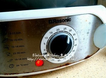step3: 將黑糯米放入碟內 , 放入電蒸鍋蓋上蓋先蒸30分鐘