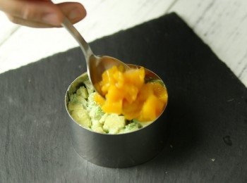 step9: 碟上中央置圓模，放入醋飯並壓實，再壓上牛油果他他、芒果肉。