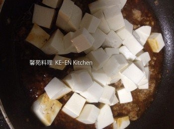 step6: 把2倒入5內、豆腐滾後以（太白粉½小匙、水30cc調匀）勾芡、最後淋上香油即成