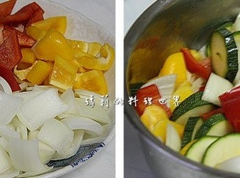 step2: 櫛瓜切成片狀
洋蔥、甜椒都切成適口大小的塊狀

將甜椒、洋蔥、櫛瓜和蒜瓣都放進大盆中
倒入鰹魚和露醬油和橄欖油一起拌勻
靜置醃漬約二十分鐘。