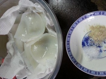 step2: 用廚房紙索乾水份,用鮮魷調味料略醃