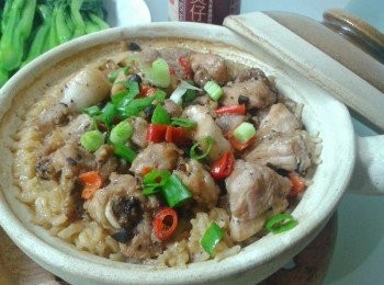 step4: 享用時灑上蔥花，淋上煲仔飯豉油