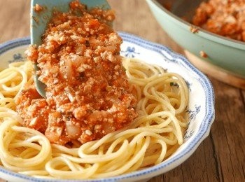 step8: 把素肉醬淋上已煮好的意粉上，最後加上番茜碎作裝飾即成。