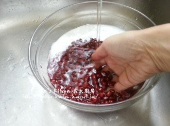 step1: 紅豆放入大碗內用水清洗兩次後加水浸3小時