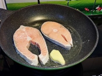 step4: 易潔穫內，放少許生油，.薑片一大片, 油滾，直接攞起三文魚扒去煎。
