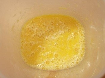 step6: 把打好的果汁濾掉渣渣~
