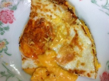 step4: 加香草碎將芝士摺起完全包入蛋心內外面略煎至金黃便可上碟享用