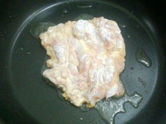 step4: 雞肉正反都都沾上一層薄薄的太白粉後,用小火慢煎到熟