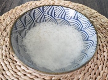 step1: 用水浸白米最少六個小時 （最好浸過夜）