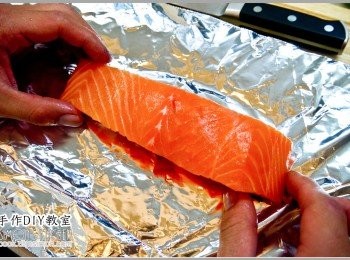 step5: 5.取一張錫箔紙，兩面朝上將鮭魚排置入。
