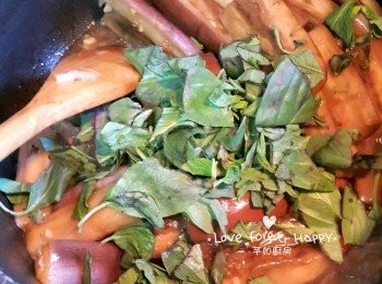 step8: 再加入金不換炒至茄子變軟及收汁