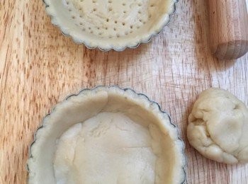 step2: 撻模抹些油份方便脫模。取出撻皮麵團，輾平鋪入撻模，用手指壓實壓實，用叉在撻底部刺孔。