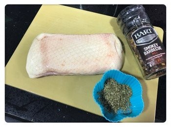 step2: 用香料，香草及檸檬汁塗抹整塊鴨胸