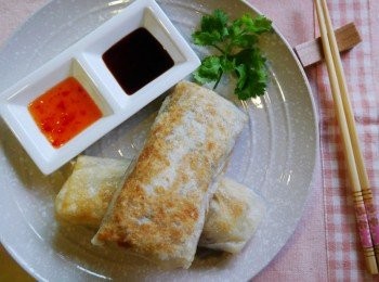 step8: 上桌，準備沾料，辣椒醬或甜辣醬。