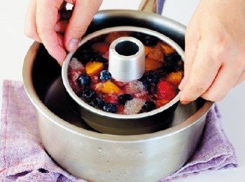 step6: 將模具浸在40∼50℃的熱水中3秒左右，使果凍與模具鬆開